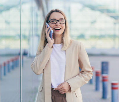 portrait-of-a-cheerful-woman-with-glasses-blonde-h-7VZCVMF.jpg